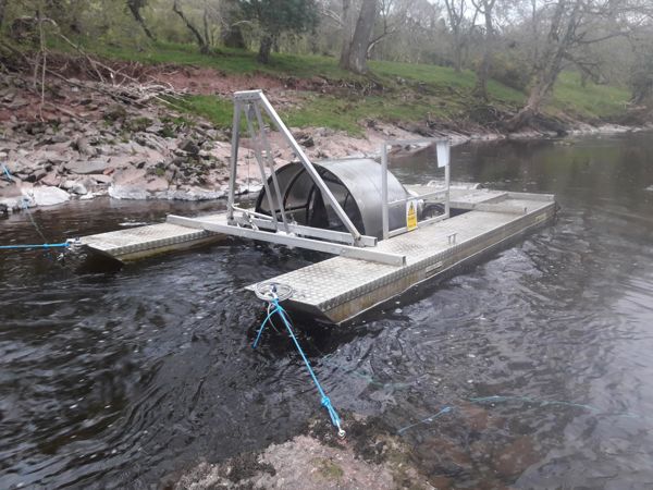 Sgriwio trap ar afon Wysg Sgriwio trap ar afon Wysg