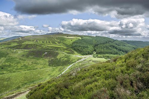Llun wedi ei dynnu o lwybr Cenedlaethol Clawdd Offa ar lethrau gogleddol Moel Fenlli Llun wedi ei dynnu o lwybr Cenedlaethol Clawdd Offa ar lethrau gogleddol Moel Fenlli